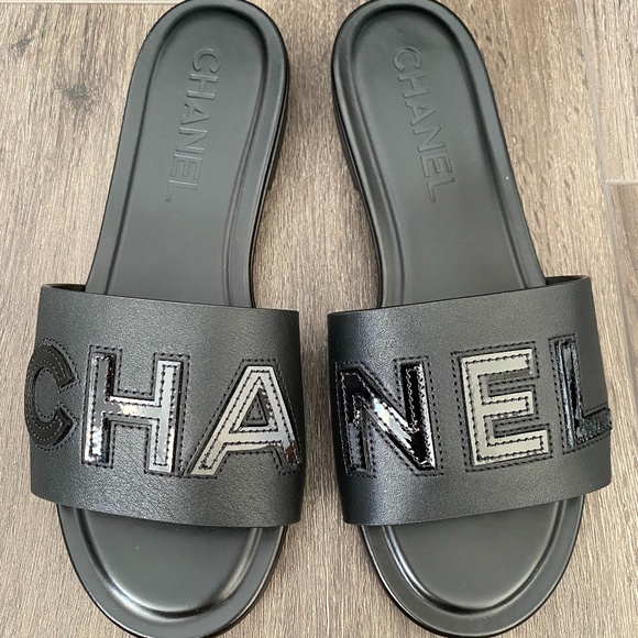 2023 CHANEL CHA NEL LOGO BLACK LEATHER FLAT SHOES SLIDES MULES 37 - Picture 16 of 16